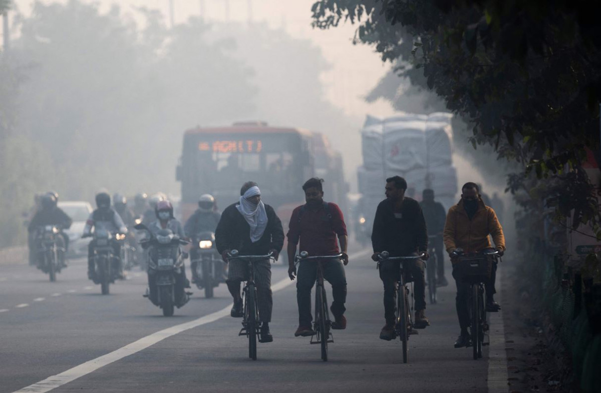दिल्लीको दृश्यः  धुवाँको जंगलमा मानिसको सवार ...