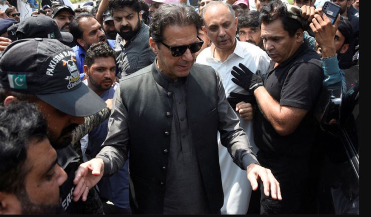 पाकिस्तानका पूर्वप्रधानमन्त्री खानलाई निर्वाचनअघि १० वर्षको कारागार सजाय