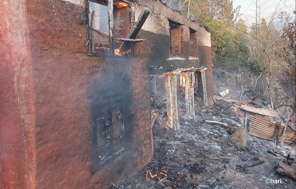 धारापानीमा भीषण आगलागी, कम्तीमा २० घरगोठ जलेर नष्ट